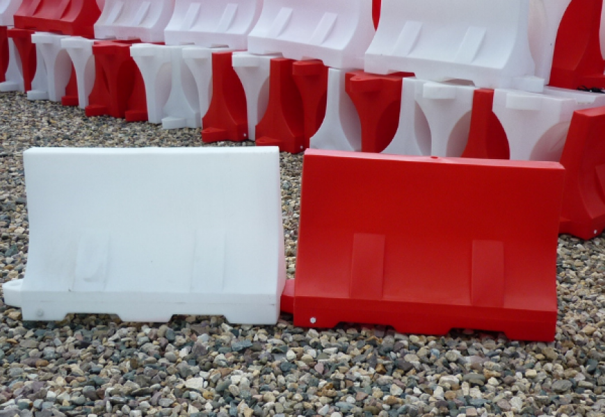 В Минске пластиковые ограждения на дорогах заменят на бетонные блоки